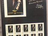 une photo d'une photo représentant une personne tenant un micro