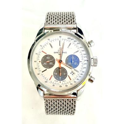 gros plan d'une montre sur une surface blanche