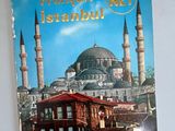 un livre sur lequel figure l'image d'une mosquée