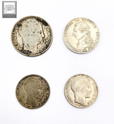 quatre types de pièces différents sur une surface blanche