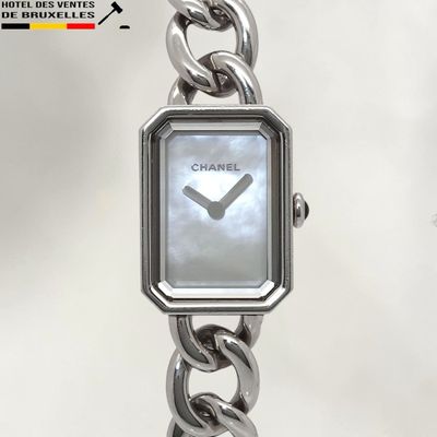 une montre fixée à un bracelet à maillons