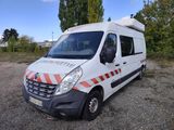 une camionnette blanche avec une bande rouge et blanche