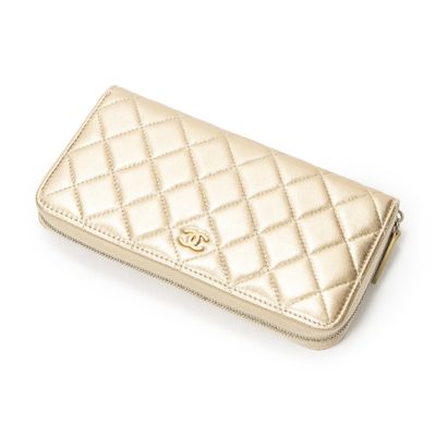 portefeuille long en cuir matelassé doré Chanel