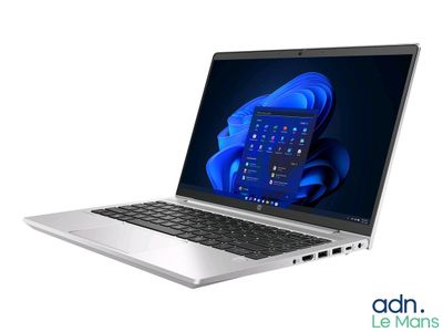 l'ordinateur portable est ouvert sur une surface blanche avec un fond bleu