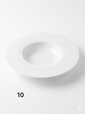 une assiette blanche posée sur une table blanche, sur laquelle est inscrit le chiffre 10