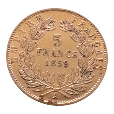 Gros plan sur une pièce d'or ornée d'une couronne.