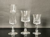 trois verres à vin posés sur une table l'un à côté de l'autre