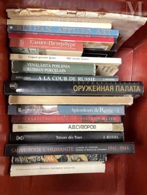 plusieurs livres empilés sur une étagère