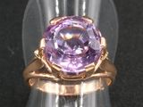 une image d'une bague sertie d'une pierre d'améthorate