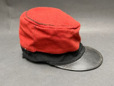 un chapeau rouge orné d'un bord noir
