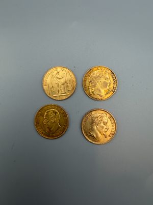quatre pièces d'or posées les unes à côté des autres sur une table