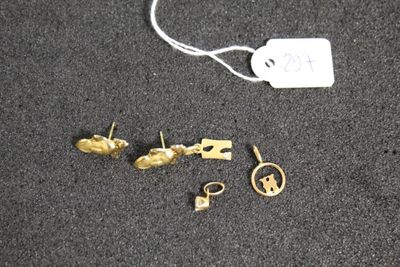 une étiquette posée par terre qui indique qu'il est temps d'acheter des boucles d'oreilles