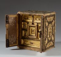 Cabinet de voyage en bois recouvert de tissu brodé en filigr… (photo 2)