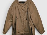 l'image d'une veste suspendue à un cintre sur un mur