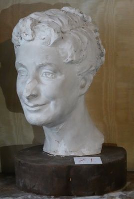 SCULPTURE en plâtre, Visage féminin, sur socle.