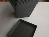 une pile de plateaux carrés noirs posés sur une table
