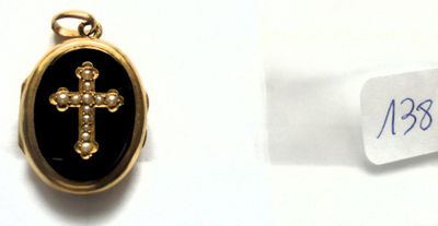 une image représentant une serrure dorée et noire ornée d'une croix