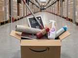 une photo d'un carton rempli d'objets dans un entrepôt