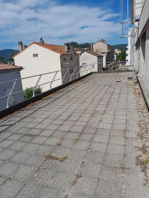 une passerelle déserte le long d'un immeuble, avec le ciel en arrière-plan