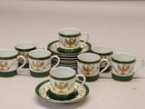 un grand nombre de tasses et de soucoupes sur une table