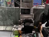 un micro-ondes posé sur une table dans une pièce