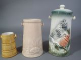trois vases placés l'un à côté de l'autre sur une table