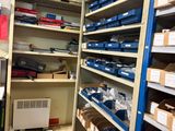 une pièce remplie de nombreux cartons et de boîtes sur les étagères