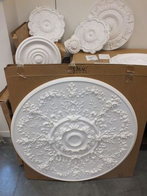 beaucoup d'assiettes et de bols blancs par terre