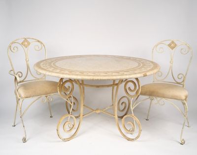 une image représentant une table et deux chaises avec un plateau en marbre
