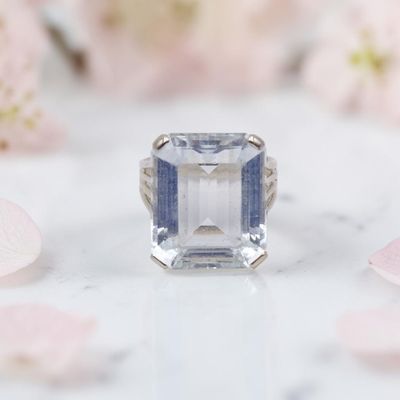 une photo d'une bague en diamant bleue et blanche