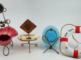 trois chaises miniatures et une table sur laquelle est posé un gilet de sauvetage