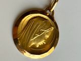 une pièce d'or avec l'image d'une femme dessus