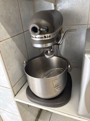 un mixeur dans un coin de la cuisine, à côté d'un micro-ondes