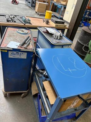 une table bleue sur laquelle est dessiné quelque chose, dans un garage
