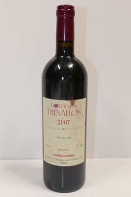 une bouteille de vin posée sur une table