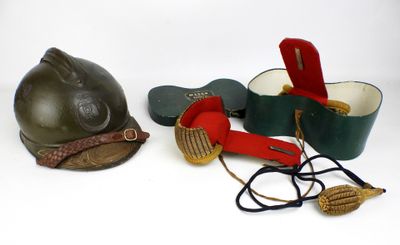 un casque et d'autres objets posés sur une surface blanche