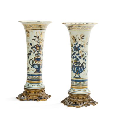 PAIRE DE VASES CORNETS en porcelaine à décor bleu et blanc d…
