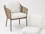 un gros plan d'une chaise et d'un pouf sur fond blanc