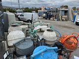 beaucoup de déchets dans un parking près d'une clôture