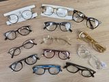 plusieurs paires de lunettes posées sur une table en bois
