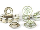 beaucoup d'assiettes, de tasses et de soucoupes vertes et blanches