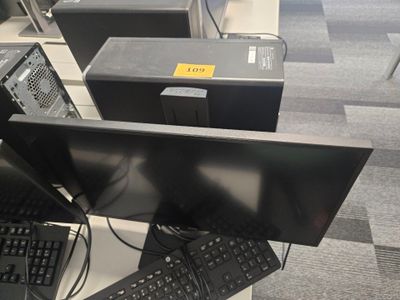 deux écrans d'ordinateur et un clavier posés sur le bureau