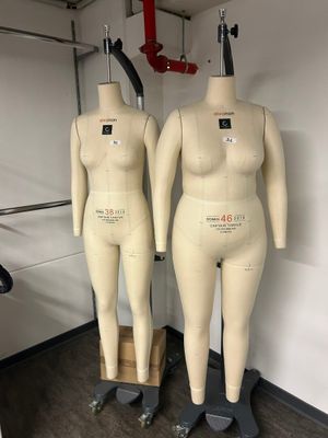 deux mannequins exposés dans une pièce