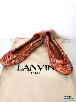 des chaussures Lanvin dans un sac et une paire de chaussures orange