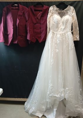 une robe de mariée suspendue à un portant dans une pièce