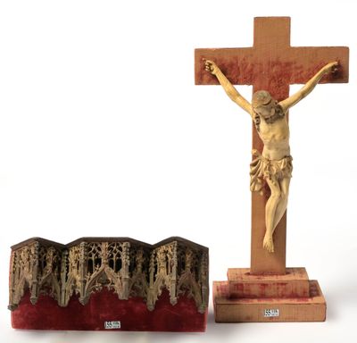 "Christ" en ivoire sculpté. Travail indo-portugais.
