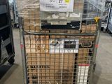 un chariot contenant de nombreux cartons dans un entrepôt