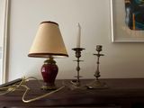 une lampe posée sur une table à côté d'une lampe