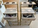 deux étagères sur lesquelles sont rangées des brosses à cheveux et des peignes
