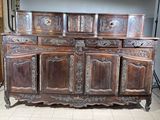 une grande armoire en bois dotée de nombreux tiroirs